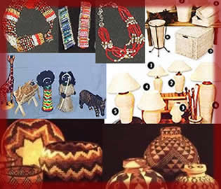 Colares, pulseiras, objetos de decoração, cestas, garrafas e presépio